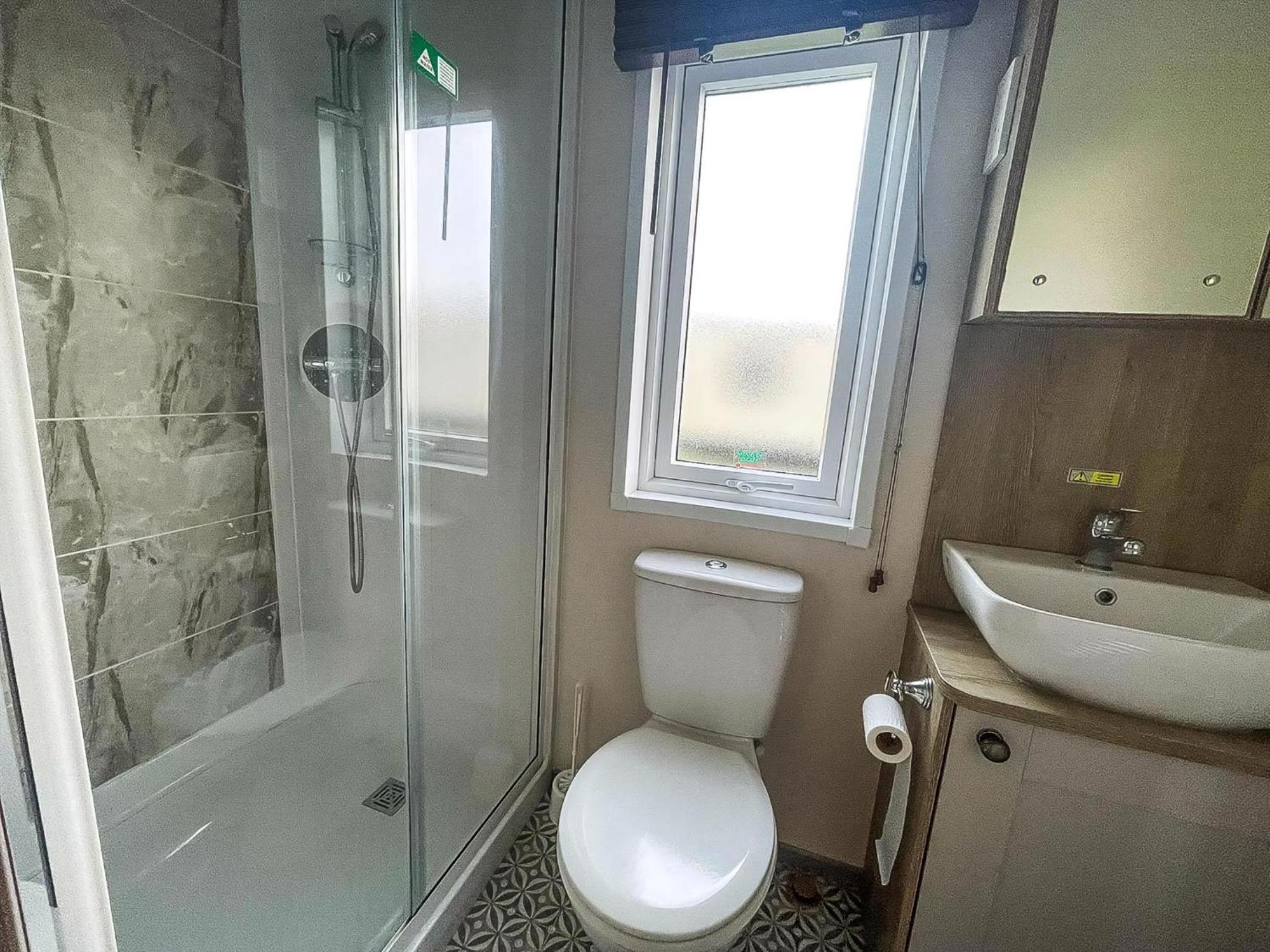 Stunning 8 Berth Caravan With Decking At Kessingland Beach Ref 90017D Benacre Eksteriør billede