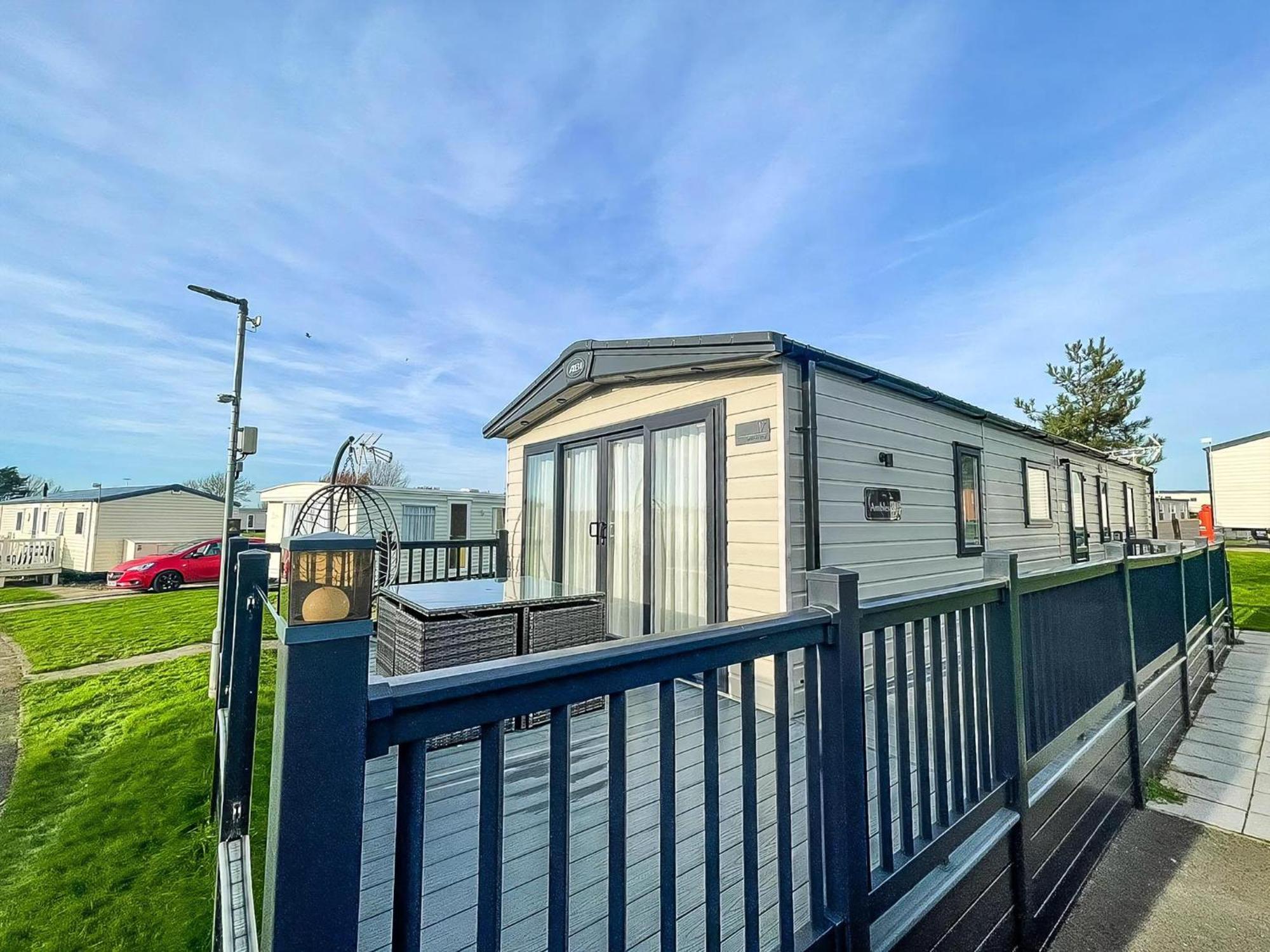 Stunning 8 Berth Caravan With Decking At Kessingland Beach Ref 90017D Benacre Eksteriør billede